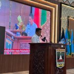 Wakil Gubernur (Wagub) Sumbar, Vasko Ruseimy, saat menyampaikan nota pengantar Rancangan Awal Rencana Pembangunan Jangka Menengah Daerah (RPJMD) Sumbar periode 2025-2029, alam Rapat Paripurna Dewan Perwakilan Rakyat Daerah (DPRD) Sumbar, pada hari Rabu, tanggal 9 April 2025. (foto : Dinas Komunikasi, Informatika, dan Statistik Provinsi Sumatera Selatan)