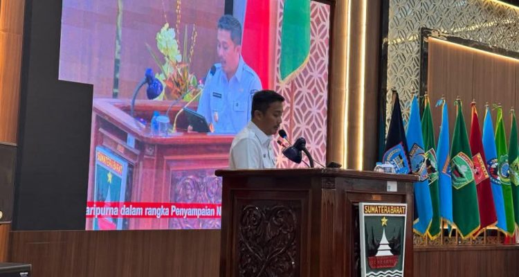 Wakil Gubernur (Wagub) Sumbar, Vasko Ruseimy, saat menyampaikan nota pengantar Rancangan Awal Rencana Pembangunan Jangka Menengah Daerah (RPJMD) Sumbar periode 2025-2029, alam Rapat Paripurna Dewan Perwakilan Rakyat Daerah (DPRD) Sumbar, pada hari Rabu, tanggal 9 April 2025. (foto : Dinas Komunikasi, Informatika, dan Statistik Provinsi Sumatera Selatan)