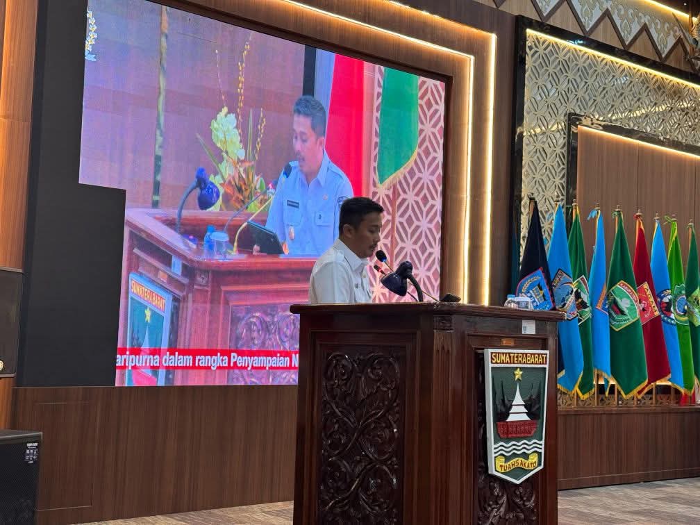 Wakil Gubernur (Wagub) Sumbar, Vasko Ruseimy, saat menyampaikan nota pengantar Rancangan Awal Rencana Pembangunan Jangka Menengah Daerah (RPJMD) Sumbar periode 2025-2029, alam Rapat Paripurna Dewan Perwakilan Rakyat Daerah (DPRD) Sumbar, pada hari Rabu, tanggal 9 April 2025. (foto : Dinas Komunikasi, Informatika, dan Statistik Provinsi Sumatera Selatan)