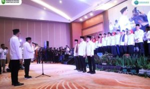 Ketua Umum (Ketum) Dewan Pimpinan Pusat (DPP) GEBU MINANG, Dr. H. Oesman Sapta Odang Dt. Bandaro Sutan Nan Kayo, mengukuhkan Pengurus Dewan Pimpinan Daerah (DPD) Gerakan Ekonomi dan Budaya Minangkabau (GEBU MINANG) Provinsi Sumatera Selatan (Sumsel) periode 2024-2029 resmi dikukuhkan pada hari Kamis malam, tanggal 17 April 2025, di Ballroom Hotel Arya Duta, Palembang. (urangminang.id/diskominfo sumsel)