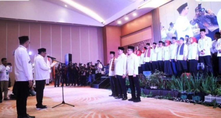 Ketua Umum (Ketum) Dewan Pimpinan Pusat (DPP) GEBU MINANG, Dr. H. Oesman Sapta Odang Dt. Bandaro Sutan Nan Kayo, mengukuhkan Pengurus Dewan Pimpinan Daerah (DPD) Gerakan Ekonomi dan Budaya Minangkabau (GEBU MINANG) Provinsi Sumatera Selatan (Sumsel) periode 2024-2029 resmi dikukuhkan pada hari Kamis malam, tanggal 17 April 2025, di Ballroom Hotel Arya Duta, Palembang. (urangminang.id/diskominfo sumsel)