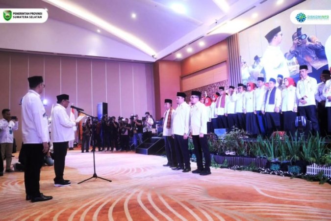 Ketua Umum (Ketum) Dewan Pimpinan Pusat (DPP) GEBU MINANG, Dr. H. Oesman Sapta Odang Dt. Bandaro Sutan Nan Kayo, mengukuhkan Pengurus Dewan Pimpinan Daerah (DPD) Gerakan Ekonomi dan Budaya Minangkabau (GEBU MINANG) Provinsi Sumatera Selatan (Sumsel) periode 2024-2029 resmi dikukuhkan pada hari Kamis malam, tanggal 17 April 2025, di Ballroom Hotel Arya Duta, Palembang. (urangminang.id/diskominfo sumsel)
