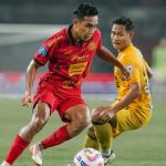 Pemain Persija sedang berusaha melewati pemain Semen Padang FC (seragam kuning), pada pertandingan ke 30 Liga Indonesia musim 2024-2025 di Stadion Pakansari, Bogor, hari Minggu, tanggal 27 April 2025. (foto : Instagram/Persija)