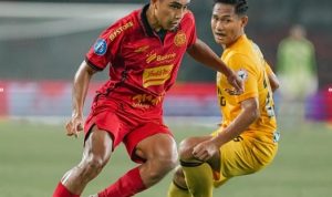 Pemain Persija sedang berusaha melewati pemain Semen Padang FC (seragam kuning), pada pertandingan ke 30 Liga Indonesia musim 2024-2025 di Stadion Pakansari, Bogor, hari Minggu, tanggal 27 April 2025. (foto : Instagram/Persija)
