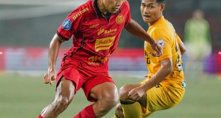 Pemain Persija sedang berusaha melewati pemain Semen Padang FC (seragam kuning), pada pertandingan ke 30 Liga Indonesia musim 2024-2025 di Stadion Pakansari, Bogor, hari Minggu, tanggal 27 April 2025. (foto : Instagram/Persija)