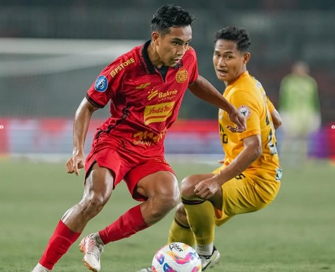 Pemain Persija sedang berusaha melewati pemain Semen Padang FC (seragam kuning), pada pertandingan ke 30 Liga Indonesia musim 2024-2025 di Stadion Pakansari, Bogor, hari Minggu, tanggal 27 April 2025. (foto : Instagram/Persija)