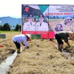 Ketua Dewan Perwakilan Rakyat Daerah Kabupaten Agam, Bupati Kabupaten Agam, dan Gubernur Provinsi Sumatera Barat, saat acara pencanangan Program Sawah Pokok Murah di Jorong Gantiang, Nagari Koto Tangah, Kecamatan Tilatang Kamang, pada hari Jum'at, tanggal 25 April 2025. (urangminang.id/agamkab.go.id)