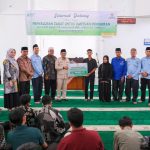 penyerahan Bantuan Beasiswa Pendidikan bagi calon mahasiswa jalur SNBT dan SPAN-PTKIN tahun 2025, yang berasal dari keluarga kurang mampu. (URANGMINANG.ID/TANAHDATARKAB.GO.ID)