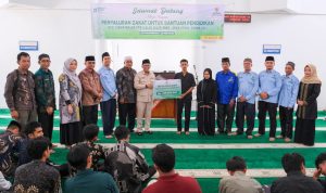 penyerahan Bantuan Beasiswa Pendidikan bagi calon mahasiswa jalur SNBT dan SPAN-PTKIN tahun 2025, yang berasal dari keluarga kurang mampu. (URANGMINANG.ID/TANAHDATARKAB.GO.ID)