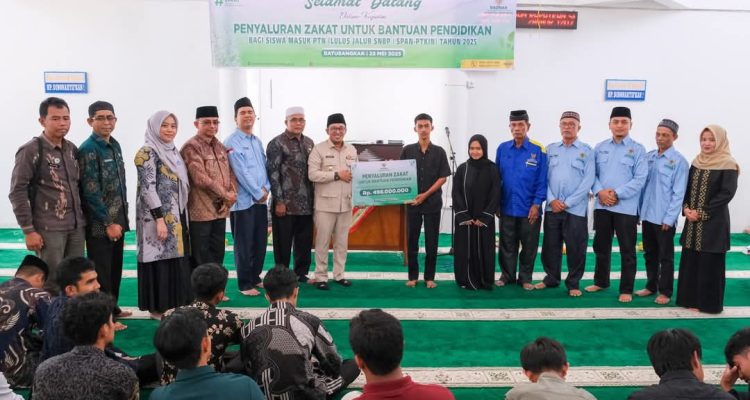 penyerahan Bantuan Beasiswa Pendidikan bagi calon mahasiswa jalur SNBT dan SPAN-PTKIN tahun 2025, yang berasal dari keluarga kurang mampu. (URANGMINANG.ID/TANAHDATARKAB.GO.ID)