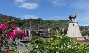 Tugu Ayam Kukuak Balenggek di Arosuka. (foto : Pemkab Solok)