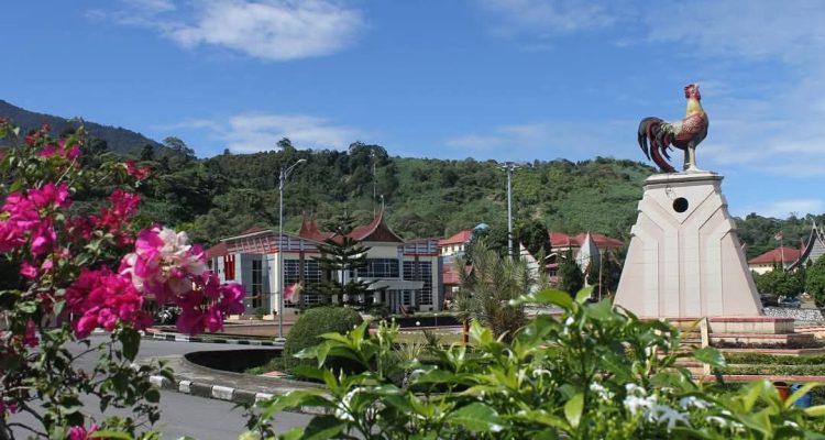 Tugu Ayam Kukuak Balenggek di Arosuka. (foto : Pemkab Solok)