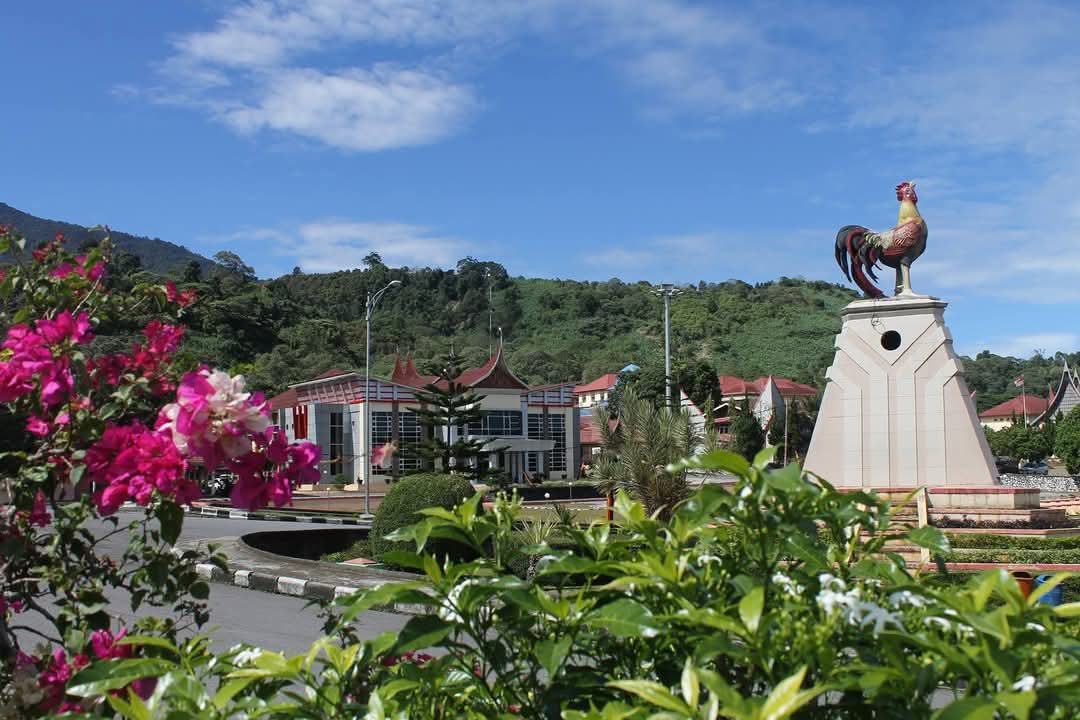 Tugu Ayam Kukuak Balenggek di Arosuka. (foto : Pemkab Solok)