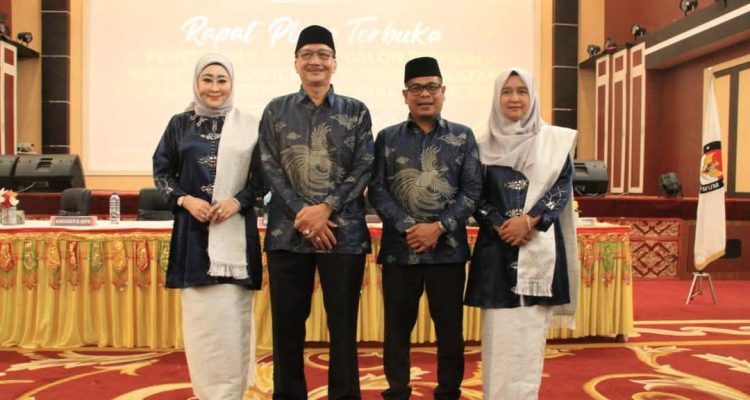 Ketua TP PKK Pesisir Selatan, Lisda Hendrajoni, yang juga menjabat sebagai Ketua Ikatan Alumni Pascasarjana Universitas Negeri Padang (UNP), dalam acara di Painan, hari Kamis, tanggal 15 Mei 2025. (URANGMINANG.ID/PESISIRSELATANKAB.GO.ID)