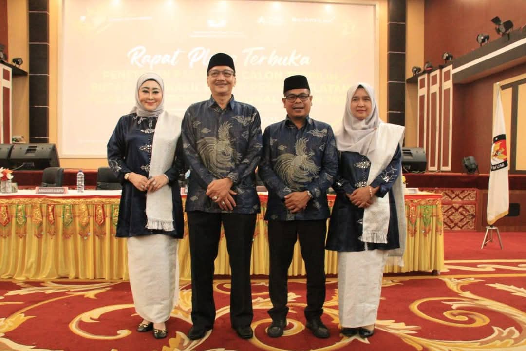 Ketua TP PKK Pesisir Selatan, Lisda Hendrajoni, yang juga menjabat sebagai Ketua Ikatan Alumni Pascasarjana Universitas Negeri Padang (UNP), dalam acara di Painan, hari Kamis, tanggal 15 Mei 2025. (URANGMINANG.ID/PESISIRSELATANKAB.GO.ID)