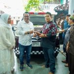 Perantau yang tergabung dalam Ikatan Keluarga Koto Tuo Salimpaung (IKKS) Jabodetabek, menyerahkan bantuan satu unit ambulance untuk masyarakat Jorong Koto Tuo, Nagari Salimpaung, Kabupaten Tanah Datar. (URANGMINANG.ID/TANAHDATAR.GO.ID)