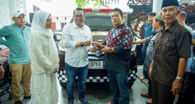 Perantau yang tergabung dalam Ikatan Keluarga Koto Tuo Salimpaung (IKKS) Jabodetabek, menyerahkan bantuan satu unit ambulance untuk masyarakat Jorong Koto Tuo, Nagari Salimpaung, Kabupaten Tanah Datar. (URANGMINANG.ID/TANAHDATAR.GO.ID)