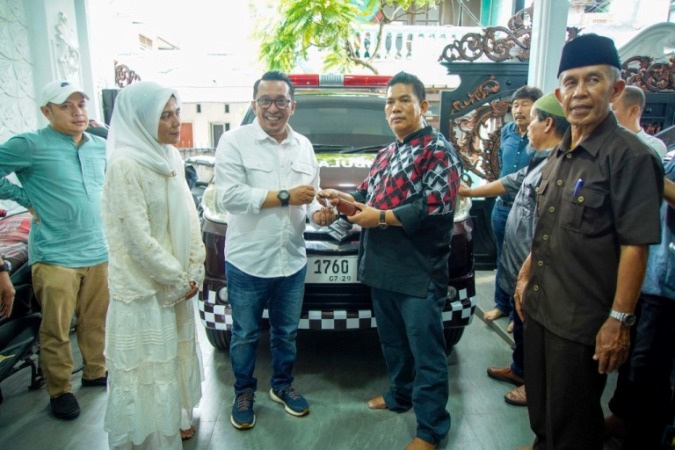 Perantau yang tergabung dalam Ikatan Keluarga Koto Tuo Salimpaung (IKKS) Jabodetabek, menyerahkan bantuan satu unit ambulance untuk masyarakat Jorong Koto Tuo, Nagari Salimpaung, Kabupaten Tanah Datar. (URANGMINANG.ID/TANAHDATAR.GO.ID)