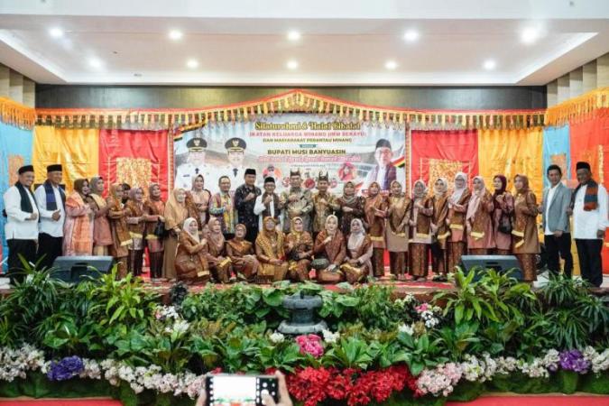 Ikatan Keluarga Minang (IKM) Kecamatan Sekayu, Kabupaten Musi Banyuasin (Muba), Provinsi Sumatera Selatan (Sumsel), menggelar acara silaturahmi dan halal bi halal di Gedung Dharma Wanita, pada hari Rabu, tanggal 30 April 2025. (UrangMinang.id/Dinkomfo Muba)