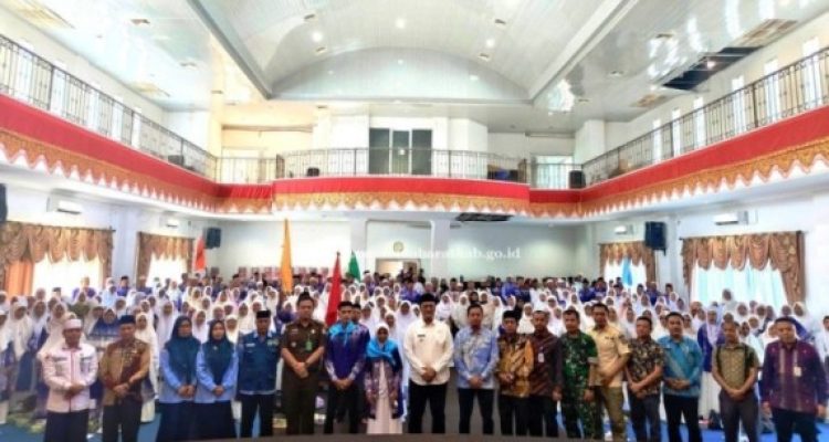 Wakil Bupati Kabupaten Pasaman Barat, M. Ihpan, menghadiria cara pelepasan Calon Haji yang digelar di Aula Kantor Bupati, pada hari Kamis, tanggal 8 Mei 2025. (foto : pasamanbarat.go.id)