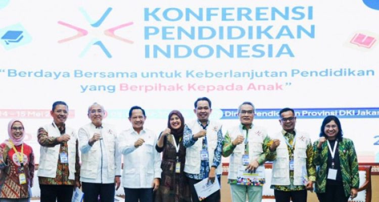 Wakil Bupati Kabupaten Pesisir Selatan, Risnaldi Ibrahim, saat menjadi Narasumber pada dialog yang digelar dengan tema Transformasi Pendidikan Indonesia Integrasi Kebijakan yang Berkelanjutan, di Dinas Pendidikan Provinsi Jakarta, hari Rabu, tanggal 14 Mei 2025. (URANGMINANG.ID/HAIRUDIN SIKUMBANG)