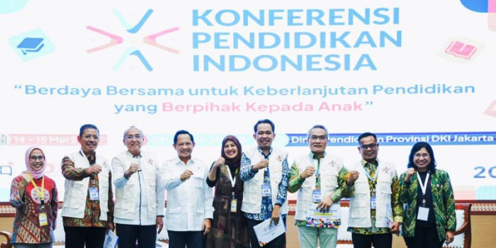 Wakil Bupati Kabupaten Pesisir Selatan, Risnaldi Ibrahim, saat menjadi Narasumber pada dialog yang digelar dengan tema Transformasi Pendidikan Indonesia Integrasi Kebijakan yang Berkelanjutan, di Dinas Pendidikan Provinsi Jakarta, hari Rabu, tanggal 14 Mei 2025. (URANGMINANG.ID/HAIRUDIN SIKUMBANG)