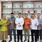 Bupati Lima Puluh Kota, Safni Sikumbang, dan rombongan, melakukan audiensi dengan Wakil Menteri Desa dan Pembangunan Daerah Tertinggal Republik Indonesia, Ahmad Riza Patria, hari Kamis, tanggal 8 Mei 2025. (foto : limapuluhkotakab.go.id)