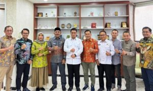 Bupati Lima Puluh Kota, Safni Sikumbang, dan rombongan, melakukan audiensi dengan Wakil Menteri Desa dan Pembangunan Daerah Tertinggal Republik Indonesia, Ahmad Riza Patria, hari Kamis, tanggal 8 Mei 2025. (foto : limapuluhkotakab.go.id)