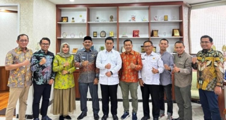 Bupati Lima Puluh Kota, Safni Sikumbang, dan rombongan, melakukan audiensi dengan Wakil Menteri Desa dan Pembangunan Daerah Tertinggal Republik Indonesia, Ahmad Riza Patria, hari Kamis, tanggal 8 Mei 2025. (foto : limapuluhkotakab.go.id)
