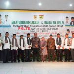 Wakil Bupati Kabupaten Tanah Datar, Ahmad Fadly, foto bersama peserta Silaturahim Akbar dan Halal bi halal Perkumpulan Keluarga Luhak Tanah Datar Rantau Sumatera Utara tahun 1.446 Hijriah. (foto : tanahdatar.go.id)