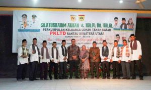 Wakil Bupati Kabupaten Tanah Datar, Ahmad Fadly, foto bersama peserta Silaturahim Akbar dan Halal bi halal Perkumpulan Keluarga Luhak Tanah Datar Rantau Sumatera Utara tahun 1.446 Hijriah. (foto : tanahdatar.go.id)