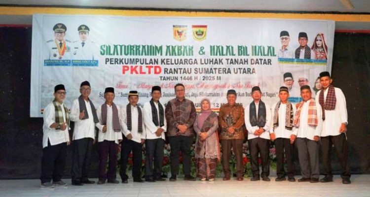 Wakil Bupati Kabupaten Tanah Datar, Ahmad Fadly, foto bersama peserta Silaturahim Akbar dan Halal bi halal Perkumpulan Keluarga Luhak Tanah Datar Rantau Sumatera Utara tahun 1.446 Hijriah. (foto : tanahdatar.go.id)