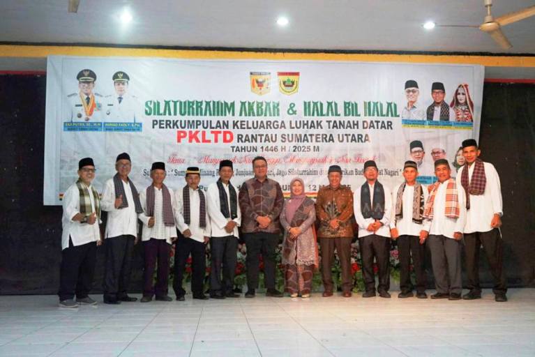 Wakil Bupati Kabupaten Tanah Datar, Ahmad Fadly, foto bersama peserta Silaturahim Akbar dan Halal bi halal Perkumpulan Keluarga Luhak Tanah Datar Rantau Sumatera Utara tahun 1.446 Hijriah. (foto : tanahdatar.go.id)