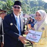 Bupati Pesisir Selatan, Hendrajoni, bersama penerima beasiswa bagi mahasiswa yang sedang menempuh pendidikan di luar daearh. (URANGMINANG.ID/PESISIRSELATANKAB.GO.ID)