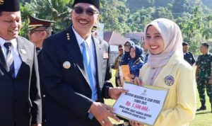 Bupati Pesisir Selatan, Hendrajoni, bersama penerima beasiswa bagi mahasiswa yang sedang menempuh pendidikan di luar daearh. (URANGMINANG.ID/PESISIRSELATANKAB.GO.ID)