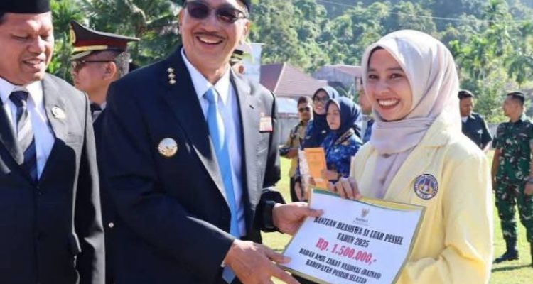 Bupati Pesisir Selatan, Hendrajoni, bersama penerima beasiswa bagi mahasiswa yang sedang menempuh pendidikan di luar daearh. (URANGMINANG.ID/PESISIRSELATANKAB.GO.ID)