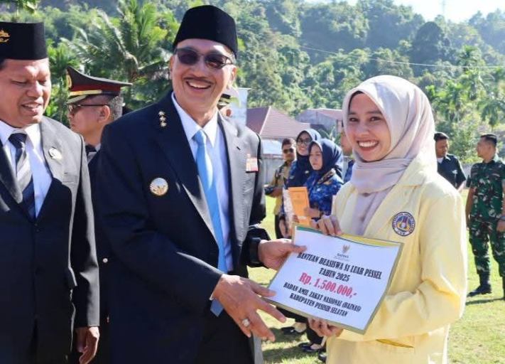 Bupati Pesisir Selatan, Hendrajoni, bersama penerima beasiswa bagi mahasiswa yang sedang menempuh pendidikan di luar daearh. (URANGMINANG.ID/PESISIRSELATANKAB.GO.ID)