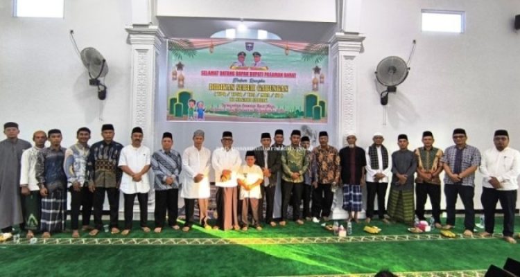 Bupati Pasaman Barat, Yulianto, menghadiri kegiatan Didikan Subuh Gabungan se-Nagari Sariak, yang digelar pada hari Minggu, tanggal 1 Juni 2025, di Musala Nurul Ihsan, Kecamatan Luhak Nan Duo. (URANGMINANG.ID/PASAMANBARATKAB.GO.ID)