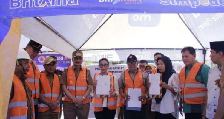 Bupati Kabupaten Pesisir Selatan, Hendrajoni, menghadiri peletakan batu pertama pembangunan rumah di Nagari Rantau Simalenang Air Haji, Kecamatan Linggo Sari Baganti, pada hari Selasa, tanggal 27 Mei 2025. (URANGMINANG.ID/PESISIRSELATANKAB.GO.ID)
