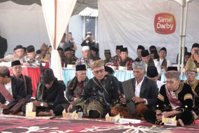 Suasana Alek Batagak Panghulu Malewakan Gala Datuak Bagindo Kayo di Jorong Koto Hilalang, Nagari Lambah, Kecamatan Ampek Angkek, Kabupaten Agam, pada hari Minggu, tanggal 6 Juli 2025. (URANGMINANG.ID/AGAMKAB.GO.ID)