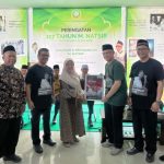 Penyerahan secara simbolis poster film kepada Erick Yusuf, selaku produser eksekutif. (foto : instagram.com/naufalmahfudz_ismail)