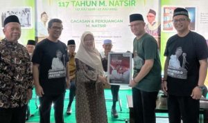 Penyerahan secara simbolis poster film kepada Erick Yusuf, selaku produser eksekutif. (foto : instagram.com/naufalmahfudz_ismail)
