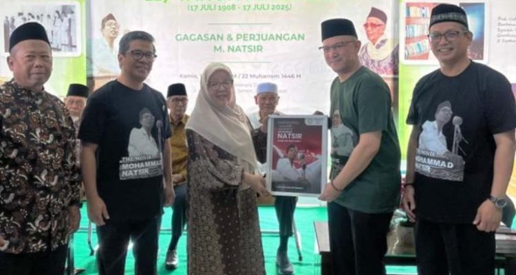Penyerahan secara simbolis poster film kepada Erick Yusuf, selaku produser eksekutif. (foto : instagram.com/naufalmahfudz_ismail)