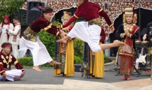 Atraksi pada Festival Pamenan Minangkabau II yang digelar di pelataran Rumah Gadang Pusat Dokumentasi dan Informasi Kebudayaan Minangkabau (PDIKM), pada hari Sabtu, tanggal 26 Juli 2025. (foto : diskominfo Padang Panjang)