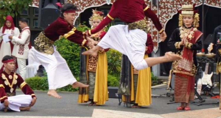 Atraksi pada Festival Pamenan Minangkabau II yang digelar di pelataran Rumah Gadang Pusat Dokumentasi dan Informasi Kebudayaan Minangkabau (PDIKM), pada hari Sabtu, tanggal 26 Juli 2025. (foto : diskominfo Padang Panjang)