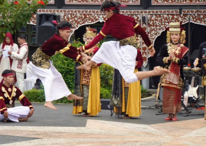 Atraksi pada Festival Pamenan Minangkabau II yang digelar di pelataran Rumah Gadang Pusat Dokumentasi dan Informasi Kebudayaan Minangkabau (PDIKM), pada hari Sabtu, tanggal 26 Juli 2025. (foto : diskominfo Padang Panjang)