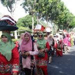 Arakan jamba dan makan bajamba di peringatan 32 tahun Lubuk Basung sebagai ibu kota Agam. (foto : agamkab.go.id)