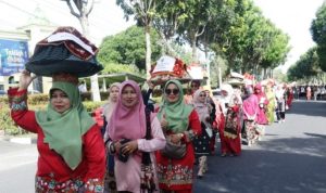 Arakan jamba dan makan bajamba di peringatan 32 tahun Lubuk Basung sebagai ibu kota Agam. (foto : agamkab.go.id)