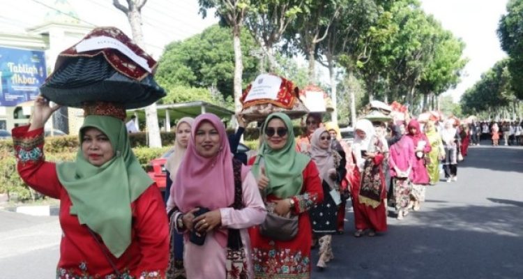 Arakan jamba dan makan bajamba di peringatan 32 tahun Lubuk Basung sebagai ibu kota Agam. (foto : agamkab.go.id)