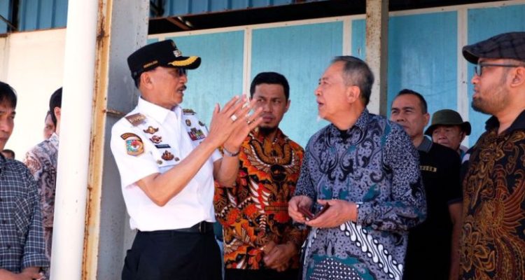 Bupati Kabupaten Pesisir Selatan, Hendrajoni, bersama jajaran organisasi perangkat daerah, pada hari Rabu, tanggal 23 Juli 2025, melakukan kunjungan lapangan ke sejumlah titik strategis, bersama President Commissioner PT Awina Sinergi Internasional, Nakamura Hirohide, yang mewakili calon investor dari Jepang. (foto : pesisirselatankab.go.id)